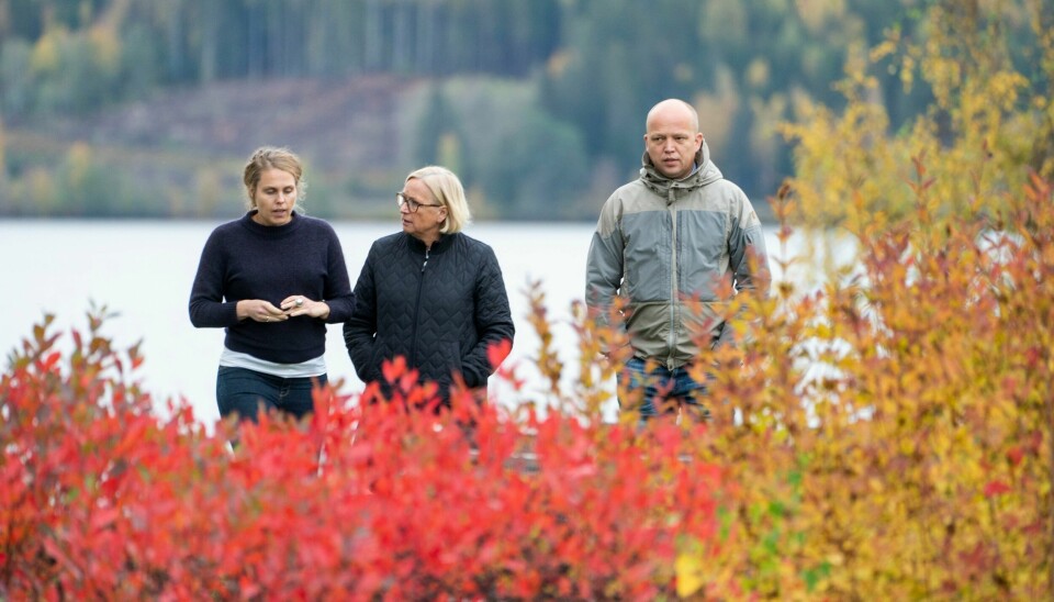 Marit Arnstad på luftetur under regjeringsforhandlingene i Hurdal, flankert av Sps strategiske rådgiver Anne Marie Aanerud og Sp-leder Trygve Slagsvold Vedum. Marit Arnstad på luftetur under regjeringsforhandlingene i Hurdal, flankert av Sps strategiske rådgiver Anne Marie Aanerud og Sp-leder Trygve Slagsvold Vedum.