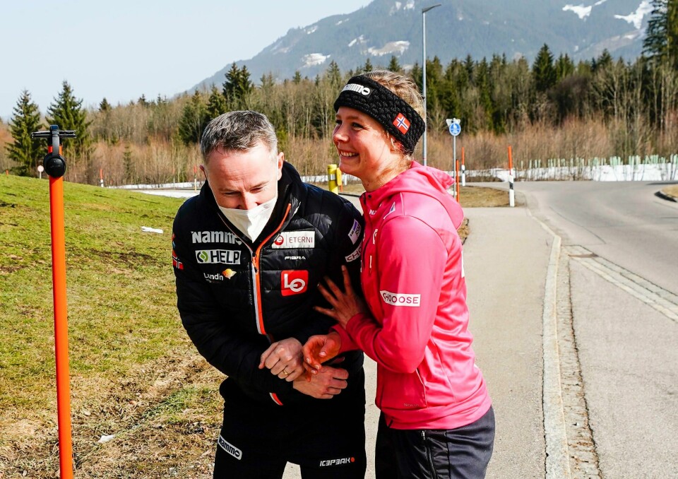Skihopper Maren Lundby og trener Christian Meyer etter pressekonferansen under VM på ski i Oberstdorf. Skihopper Maren Lundby og trener Christian Meyer etter pressekonferansen under VM på ski i Oberstdorf.Foto: Lise Åserud / NTB