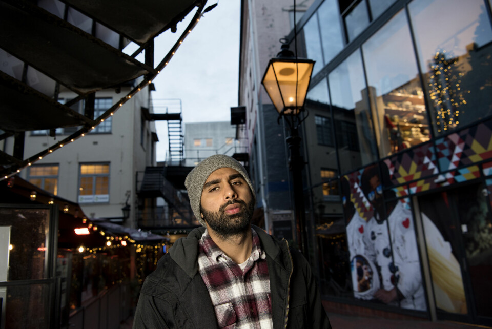 Adel Khan Farooq. Dokumentarfilmskaper og forfatter. Her ved utgivelsen av romanen «Mine brødre» i 2016. Adel Khan Farooq. Dokumentarfilmskaper og forfatter fra bydel Søndre Nordstrand. Her ved utgivelsen av romanen «Mine brødre» i 2016.