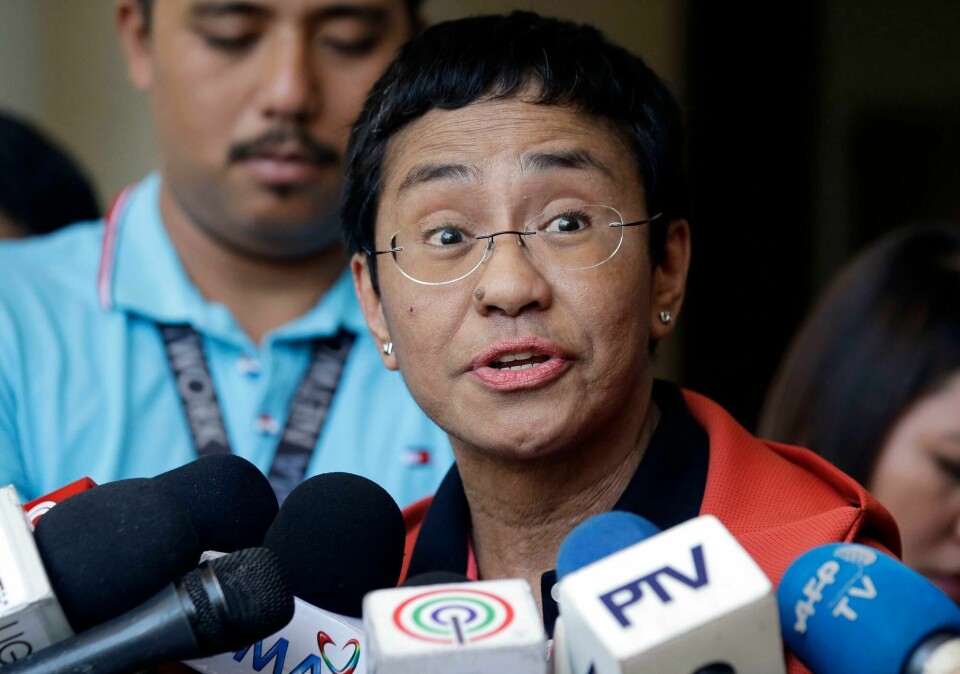 Maria Ressa er tildelt Nobels fredspris. FILE - In this March 29, 2019, file photo, Rappler CEO and Executive Editor Maria Ressa talks to reporters after posting bail at the Pasig Regional Trial Court, metropolitan Manila, Philippines. Governments around the world are taking advantage of the coronavirus pandemic to justify crackdowns on press freedom. In June 2020, Ressa was convicted of cyber libel' in the Philippines. (AP Photo/Aaron Favila, File)