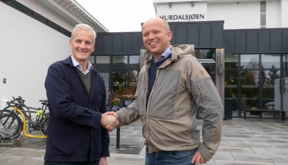 Jonas Gahr Støre og Trygve Slagsvold Vedum møter pressen i Hurdal, etter at forhandlingene er ferdig og de er enige om å danne regjering sammen. Ap-leder Jonas Gahr Støre (t.v.) og Sp-leder Trygve Slagsvold Vedum tok hverandre i hånda og erklærte regjeringsforhandlingene for landet, men ennå gjenstår det å legge regjeringskabal. Foto: Fredrik Hagen / NTB