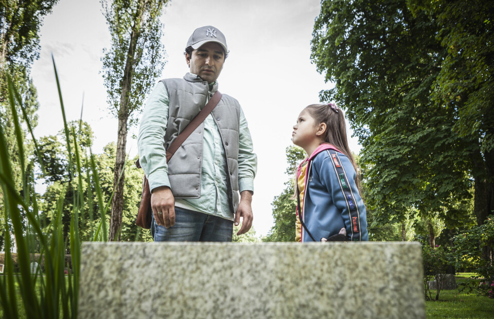 Nader Khademi og Erika Strand Mamelund er med i NRKs nye og eneste norske drama i høst: dramakomedien «Jordbrukerne» som kommer 21. oktober. Nader Khademi og Erika Strand Mamelund er med i NRKs nye og eneste norske drama i høst: dramakomedien «Jordbrukerne» som kommer 21. oktober.