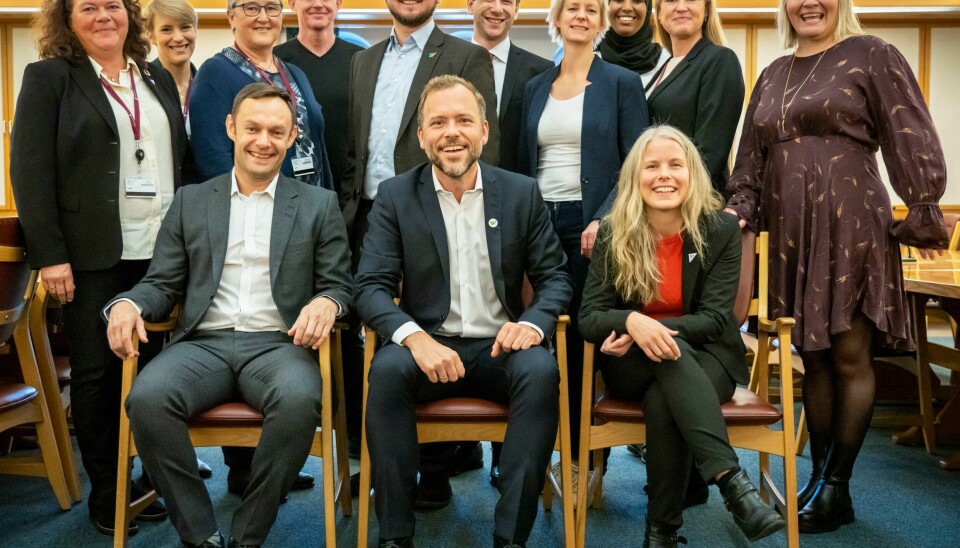 SVs nye stortingsgruppe har 13 medlemmer. Nå er rollefordelingen klar. Bak fra venstre: Kathy Lie, Kari Elisabeth Kaski, Birgit Oline Kjerstad, Lars Haltbrekken, Freddy Andre Øvstegård, Andreas Skjalg Unneland, Ingrid Fiskaa, Marian Hussein, Grete Wold og Mona Fagerås. Foran fra venstre: Torgeir Knag Fylkesnes, Audun Lysbakken, Kirsti Bergstø. SVs nye stortingsgruppe har 13 medlemmer. Nå er rollefordelingen klar. Bak fra venstre: Kathy Lie, Kari Elisabeth Kaski, Birgit Oline Kjerstad, Lars Haltbrekken, Freddy Andre Øvstegård, Andreas Skjalg Unneland, Ingrid Fiskaa, Marian Hussein, Grete Wold og Mona Fagerås. Foran fra venstre: Torgeir Knag Fylkesnes, Audun Lysbakken, Kirsti Bergstø. Foto: Ole Berg-Rusten / NTB
