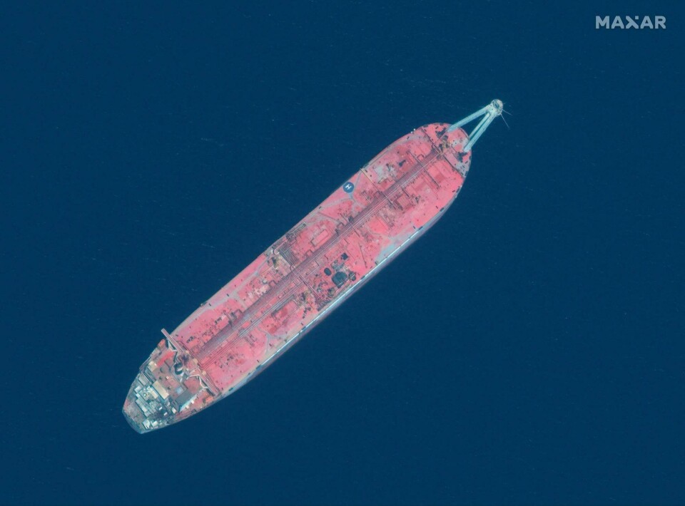 Dette satellittbildet fra juni i fjor viser oljetankeren FSO Safer i Rødehavet. (FILES) In this file photo handout satellite image obtained courtesy of Maxar Technologies shows a close up view of the FSO Safer oil tanker on June 19, 2020 off the port of Ras Isa. - The UN Security Council will meet this week to discuss a long-abandoned fuel tanker off Yemen amid growing fears of a catastrophic oil spill, diplomats said on June 2, 2021. Thursday's meeting, requested by Britain, comes after Huthi rebels said an agreement to allow a UN mission to inspect the tanker had 'reached a dead end.' (Photo by Handout / Satellite image �2020 Maxar Technologies / AFP) / RESTRICTED TO EDITORIAL USE - MANDATORY CREDIT 'AFP PHOTO / Satellite image �2020 Maxar Technologies ' - NO MARKETING - NO ADVERTISING CAMPAIGNS - DISTRIBUTED AS A SERVICE TO CLIENTS