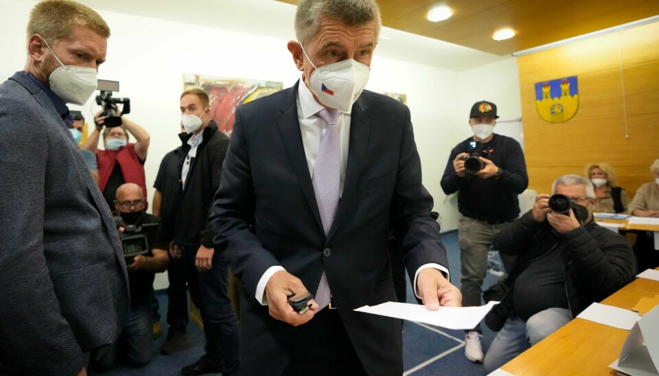 Tsjekkias statsminister Andrej Babis med sin stemmeseddel i et valglokale i Lovosice i Tsjekkia fredag. Tsjekkias statsminister Andrej Babis med sin stemmeseddel i et valglokale i Lovosice i Tsjekkia fredag. Foto: Petr David Josek / AP / NTB