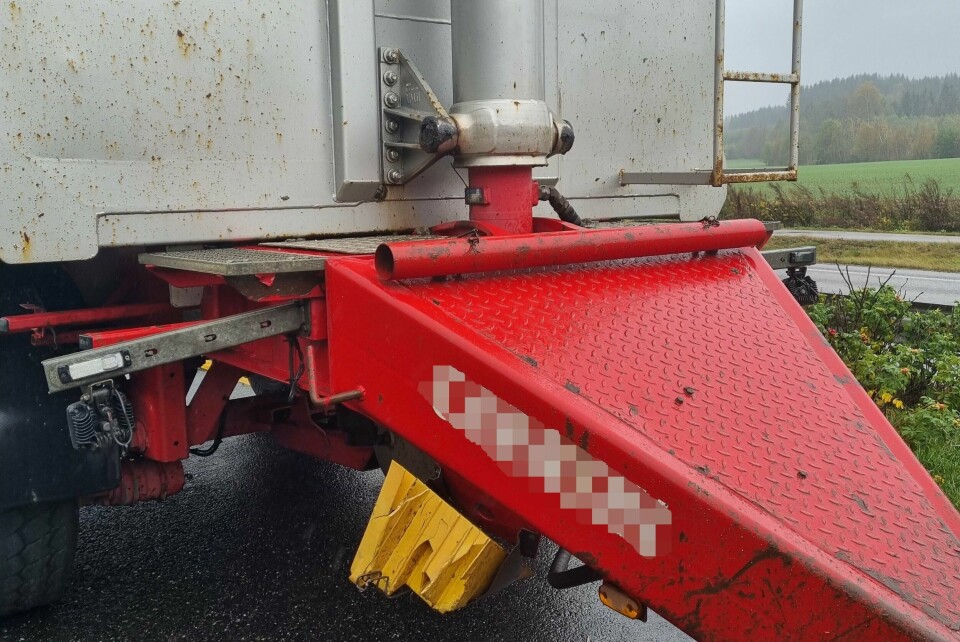 En lastebil med henger ble stanset av Statens vegvesen ved E18 i Indre Østfold med seks tonn overlast av leire. En lastebil med henger ble stanset av Statens vegvesen ved E18 i Indre Østfold med seks tonn overlast av leire.
