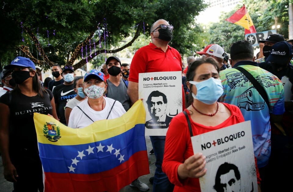 Venezuelanere i Venezuelas hovedstad Caracas protesterte søndag mot at en av Nicolas Maduros nærmeste støttespillere er utlevert til USA. Det førte til brudd i de norsk-støttede forhandlingene mellom opposisjonen og regjeringen i Venezuela. Venezuelanere protesterte søndag i hovedstaden Caracas mot at en av Nicolas Maduros nærmeste støttespillere er utlevert til USA. Det førte til brudd i de norsk-støttede forhandlingene mellom opposisjonen og regjeringen i Venezuela.
