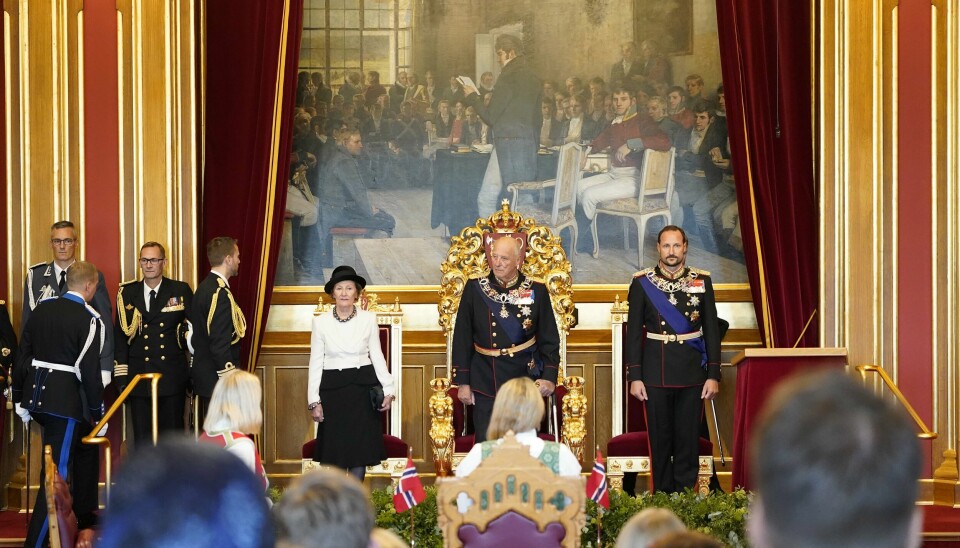 Kong Harald flankert av dronning Sonja og kronprins Haakon under den høytidelige åpningen av Stortinget. Kong Harald flankert av dronning Sonja og kronprins Haakon under den høytidelige åpningen av Stortinget. Foto: Torstein Bøe / NTB.