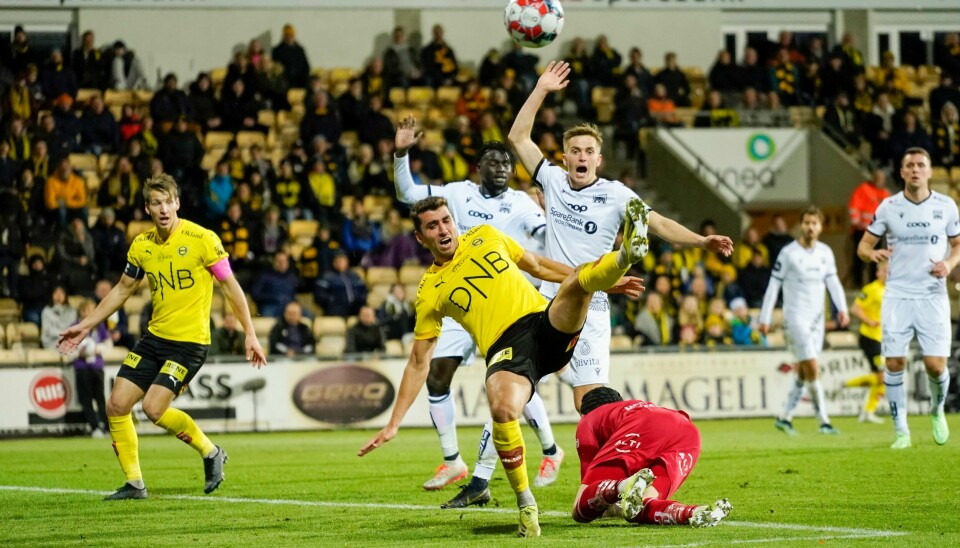 Sean McDermott (i rødt) var god å ha da LSK med Thomas Lehne Olsen og Vetle Dragsnes forsøkte seg på Åråsen. Det hele endte 0-0. Sean McDermott (i rødt) var god å ha da LSK med Thomas Lehne Olsen og Vetle Dragsnes forsøkte seg på Åråsen. Det hele endte 0-0. Foto: Håkon Mosvold Larsen / NTB