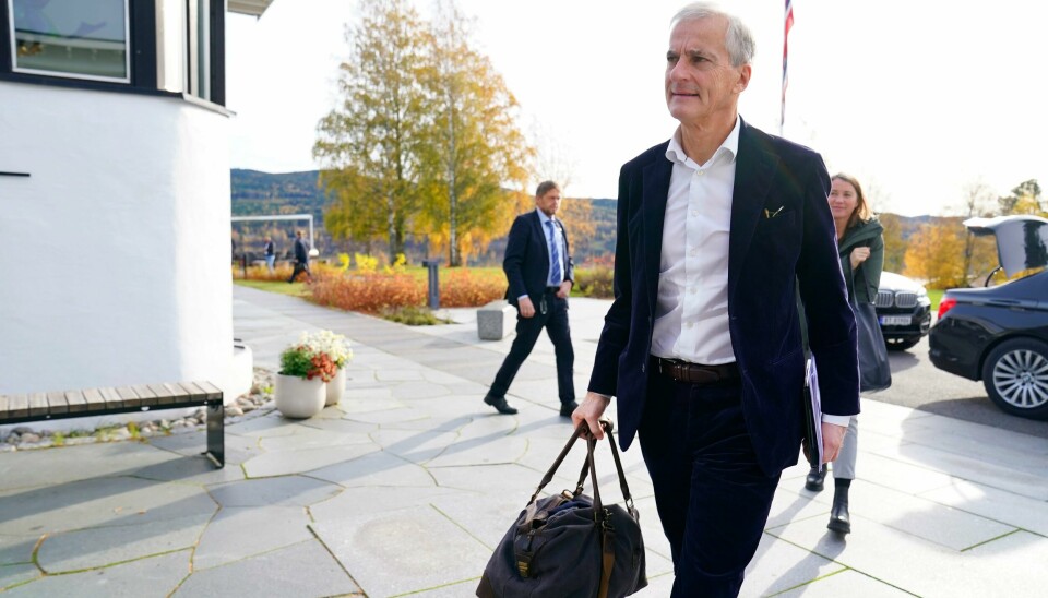 Leder i Arbeiderpartiet Jonas Gahr Støre ankommer Hurdalsjøen hotell før Arbeiderpartiet og Senterpartiet legger fram ny regjeringsplattform. Leder i Arbeiderpartiet Jonas Gahr Støre ankommer Hurdalsjøen Hotell før Arbeiderpartiet og Senterpartiet legger fram ny regjeringsplattform.Foto: Torstein Bøe / NTB