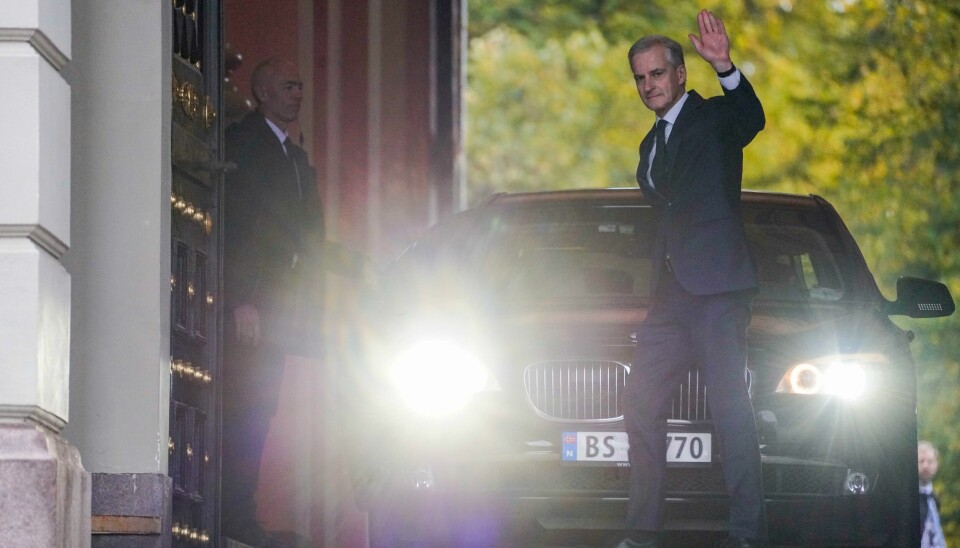 Jonas Gahr Støres første dag som statsminister hadde et svært alvorlig bakteppe. Påtroppende statsminister Jonas Gahr Støre på vei ut etter audiens på slottet torsdag morgen.