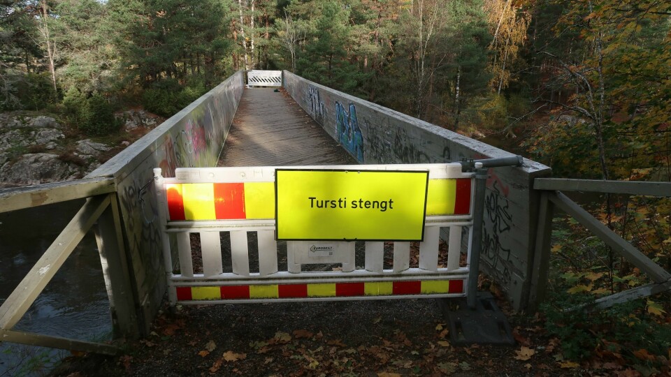 Gangbrua i Nesparken har vært stengt siden 16. september. Dersom ny bru skal på plass, vil det sannsynligvis ta lang tid før den åpner igjen Gangbrua i Nesparken., sperret av på begge sider. Skiltet 'tursti stengt'