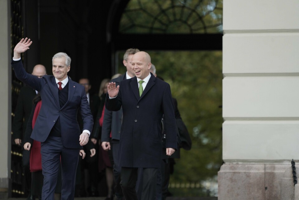 Statsminister Jonas Gahr Støre (Ap) og finansminister Trygve Slagsvold Vedum (Sp), kommer ut på Sottsplassen i spissen for den nye regjeringen etter statsråd på slottet. Statsminister Jonas Gahr Støre (Ap) og finansminister Trygve Slagsvold Vedum (Sp), kommer ut på Sottsplassen i spissen for den nye regjeringen etter statsråd på Slottet. Foto: Heiko Junge / NTB