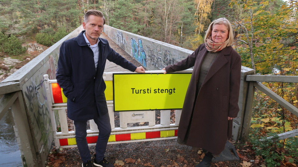 Tage Pettersen og Sissel Rundblad fra Høyre mener kommunen må raskt på banen med en midlertidig løsning nå som brua er stengt. Tage Pettersen og Sissel Rundblad fra Høyre står foran en stengt bru, med sperring foran