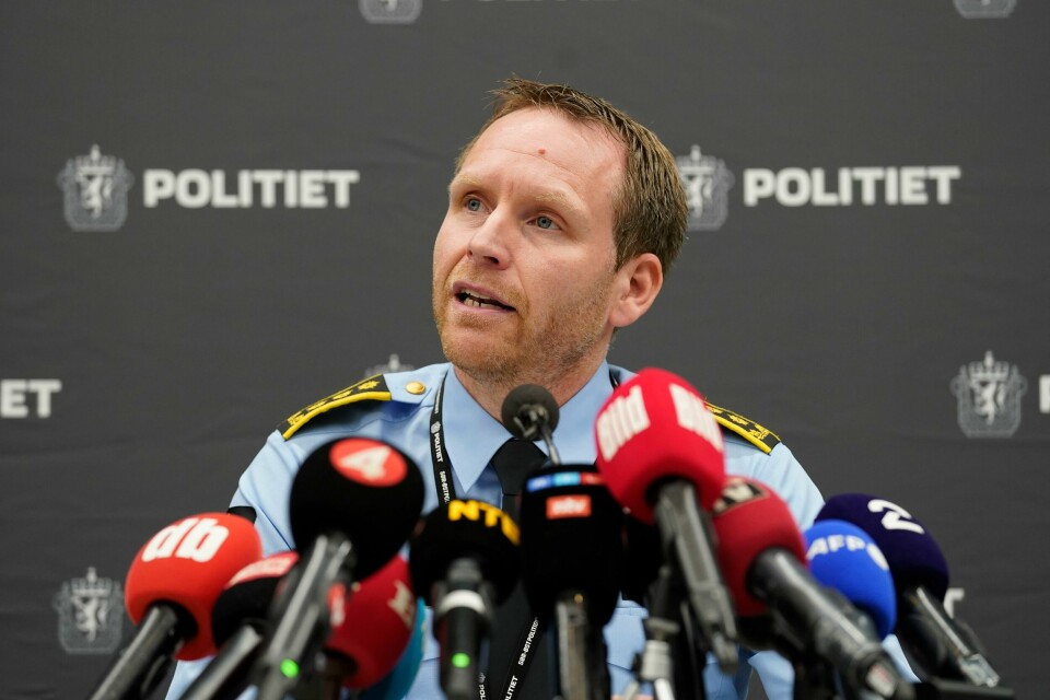 Politiinspektør Per Thomas Omholt under en pressekonferanse om utviklingen i drapssaken på Kongsberg. Foto: Terje Bendiksby / NTB Politiinspektør Per Thomas Omholt under en pressekonferanse om utviklingen i drapssaken på Kongsberg. Foto: Terje Bendiksby / NTB
