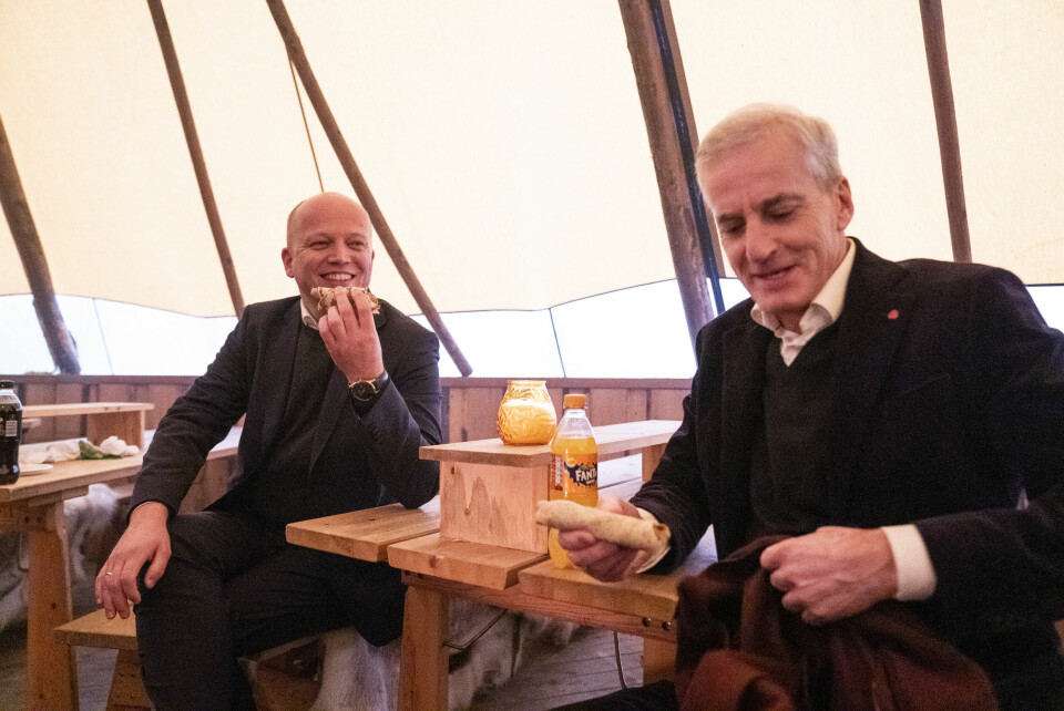 Trygve Slagsvold Vedum spiste pølser sammen med Jonas Gahr Støre etter at de presenterte den nye regjeringsplattformen. Trygve Slagsvold Vedum spiste pølser sammen med Jonas Gahr Støre etter at de presenterte den nye regjeringsplattformen.