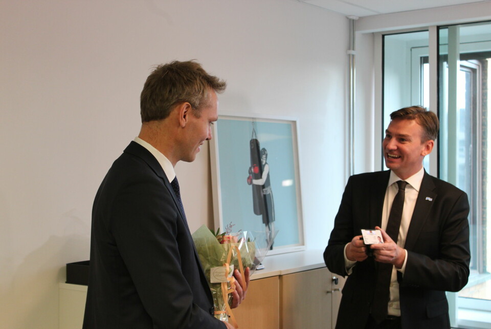 Her mottar Ola Borten Moe nøklene fra avtroppende forsknings- og høyere utdanningsminister, Henrik Asheim (H). Her mottar Ola Borten Moe nøklene fra avtroppende forsknings- og høyere utdanningsminister, Henrik Asheim (H).