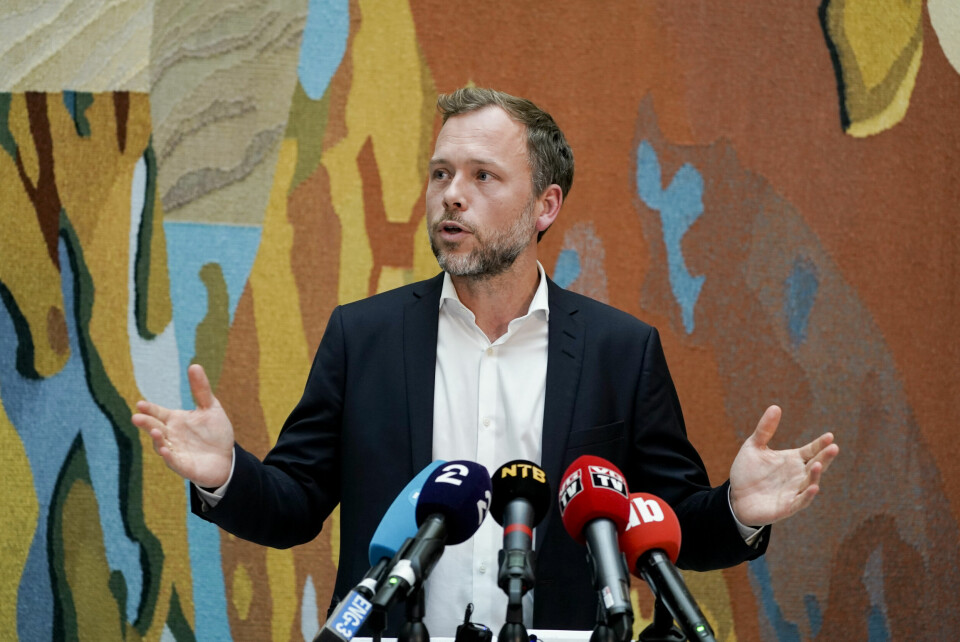 SV-leder Audun Lysbakken kommenterer regjeringsplattformen i vandrehallen i Stortinget onsdag.Foto: Terje Pedersen / NTB SV-leder Audun Lysbakken kommenterte regjeringsplattformen i vandrehallen i Stortinget onsdag. Foto: Terje Pedersen / NTB