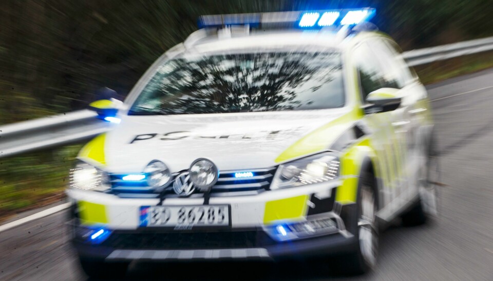 Mannen i 30-årene, som politiet pågrep på stedet, er siktet for drapsforsøk. De to mennene var kjente for hverandre, opplyser politiet. Politibil i fart