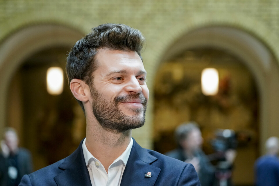 Leder i Rødt, Bjørnar Moxnes, i vandrehallen i Stortinget før lederne i Sp og Ap presenterer regjeringsplattformen.Foto: Terje Pedersen / NTB Rødt-leder Bjørnar Moxnes synes ikke den nye regjeringen går langt nok.Foto: Terje Pedersen / NTB