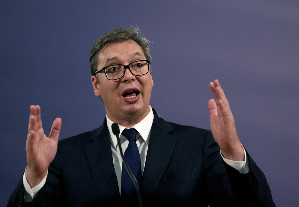 Serbias president Aleksandar Vucic. Kritikere anklager ham og hans allierte for å omskrive landets historie. Serbia's President Aleksandar Vucic speaks during a press conference after a meeting with Russian Foreign Minister Sergey Lavrov in Belgrade, Serbia, Sunday, Oct. 10, 2021. Lavrov arrives in Serbia on the occasion of the summit of the Non-Aligned Movement. (AP Photo/Darko Vojinovic)