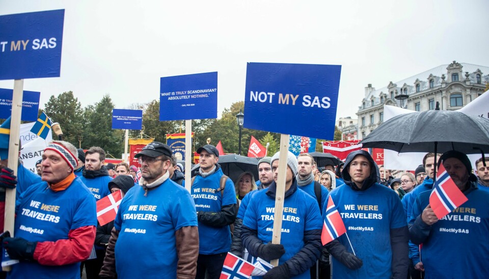 Oppsagte SAS-ansatte samlet seg foran Stortinget, med bønn om hjelp fra de folkevalgte. Alt tyder på at SAS-ledelsen bruker koronakrisa som en gyllen forretningsmulighet.
