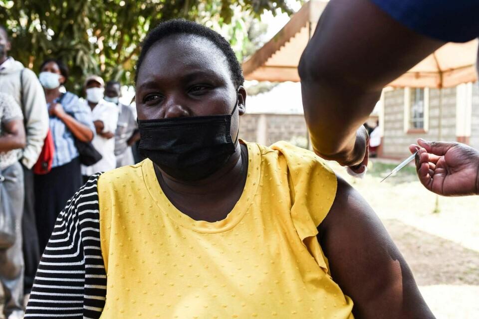 I Afrika er gjennomsnittlig kun fem prosent fullvaksinert så langt, selv om det varierer fra land til land. Her fra et vaksineringssenter i Nairobi, Kenya. I Afrika er gjennomsnittlig kun fem prosent fullvaksinert så langt, selv om det varierer fra land til land. Her fra et vaksineringssenter i Nairobi, Kenya.