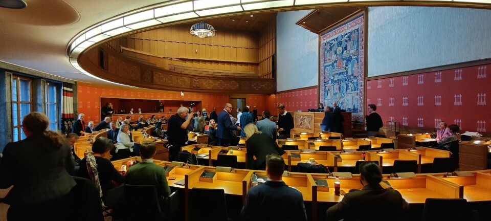 Tilbake i bystyresalen for første gang på halvannet år. Det ble gjensynsglede, klemmer, blomster, småsure politiske debatter, smågodt og alt som ellers vakkert er. Bystyresalen