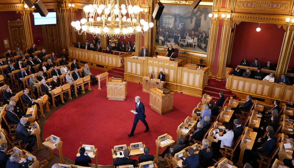Statsminister Jonas Gahr Støre har en stortingsopposisjon på to sider av seg. Statsminister Jonas Gahr Støre (Ap) var mandag i Stortinget for å legge fram regjeringens tiltredelseserklæring. Foto: Ole Berg-Rusten / NTB