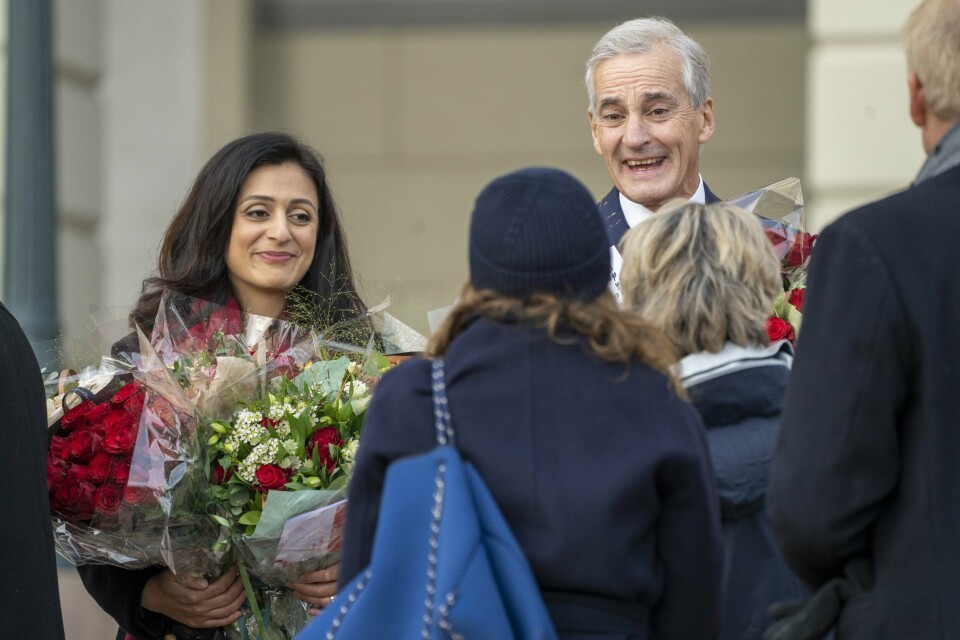 Statsminister Jonas Gahr Støre (Ap) og arbeids- og inkluderingsminister Hadia Tajik (Ap) på Slottsplassen i spissen for den nye regjeringen. Regjeringen