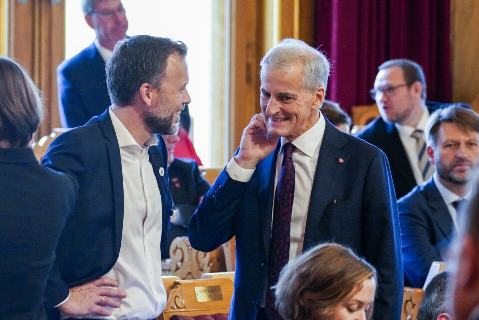 God stemning mellom Audun Lysbakken (SV) t.v. og Jonas Gahr Støre (Ap) da de møtte hverandre igjen i Stortinget etter bruddet på Hurdal. Ap-leder Jonas Gahr Støre i samtale med SV-leder Audun Lysbakken i forbindelse med Stortingets formelle sammentreden etter valget. SV valgte denne uka å trekke seg fra sonderingene om en ny regjering, men tonen mellom de to er fortsatt hjertelig. Foto: Ole Berg Rusten / NTB