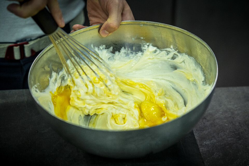 Kremost , fløte og egg er de tre hovedingrediensene i baskisk ostekake. Kremost , fløte og egg er de tre hovedingrediensene i baskisk ostekake.