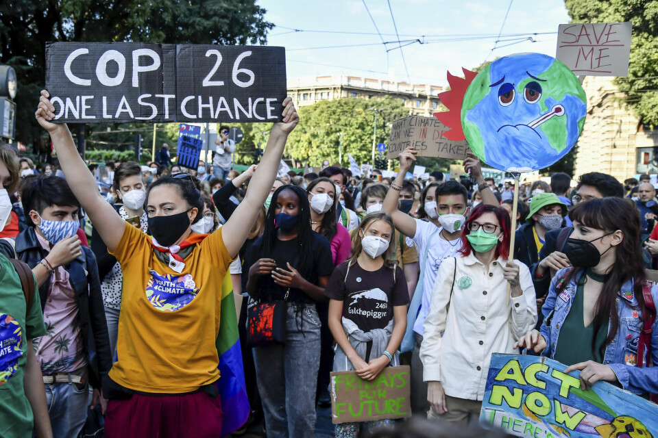Klimaaktivister demonstrerte i Milano i Italia før et formøte til COP26 som holdes i Skottland. I midten aktivistene Vanessa Nakate fra Uganda og Greta Thunberg fra Sverige. Klimaaktivister demonstrerte i Milano i Italia før et formøte til COP26 som holdes i Skottland. I midten aktivistene Vanessa Nakate fra Uganda og Greta Thunberg fra Sverige.