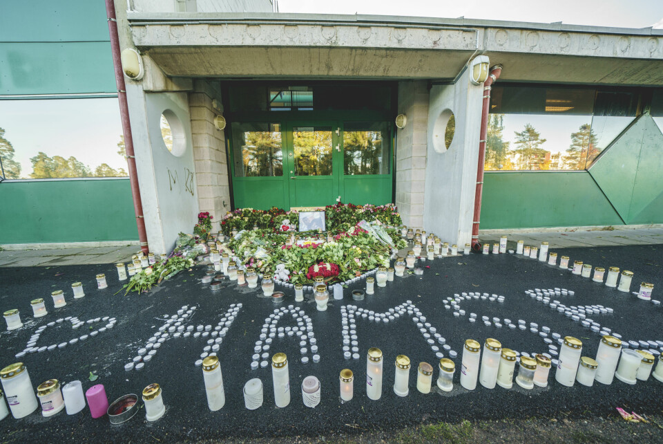 Blomster og lys utenfor Lofsrud skole på Mortensrud i Oslo etter at 20 år gamle Hamse Hashi Adan ble skutt og drept. Blomster og lys utenfor Lofsrud skole på Mortensrud i Oslo etter at 20 år gamle Hamse Hashi Adan ble skutt og drept.
