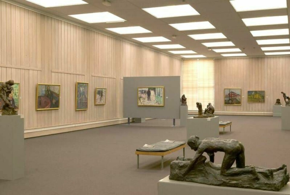 Det var under utstillingen «Eros & Thanatos» sommeren 2004 at «Skrik» og «Madonna» ble stjålet under et væpnet ran. Utstillingen sammenlignet Munch og Vigeland, og var, ifølge Dagbladets kritiker Harald Flor, en «ujevn match». Munchmuseet Tøyen
