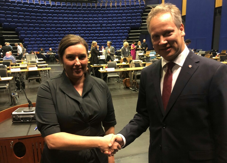 Jon-Ivar Nygård føler seg trygg på å overlate ordførerjobben til partifelle Siri Martinsen. Det formelle skiftet fant sted torsdag kveld. Jon-Ivar Nygård føler seg trygg på å overlate ordførerjobben til partifelle Siri Martinsen. Det formelle skiftet fant sted torsdag kveld.
