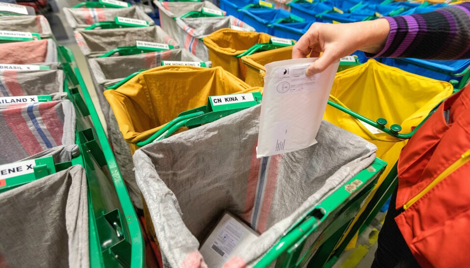 Post sendes fra Norge til land over hele verden, men koronaen har lenge stukket kjepper i hjulene for rask levering av denne posten. Post sendes fra Norge til land over hele verden, men koronaen har lenge stukket kjepper i hjulene for rask framføring av denne posten.