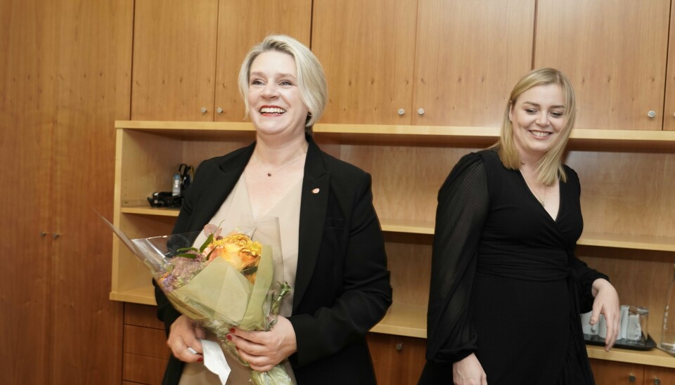Nøkkeloverrekkelse i Olje- og energidepartementet mellom avtroppende minister Tina Bru (H) og påtroppende minister Marte Mjøs Persen (Ap). Marte Mjøs Persen (til venstre) overtok nylig som olje- og energiminister etter Tina Bru (til høyre). Foto: Heiko Junge / NTB