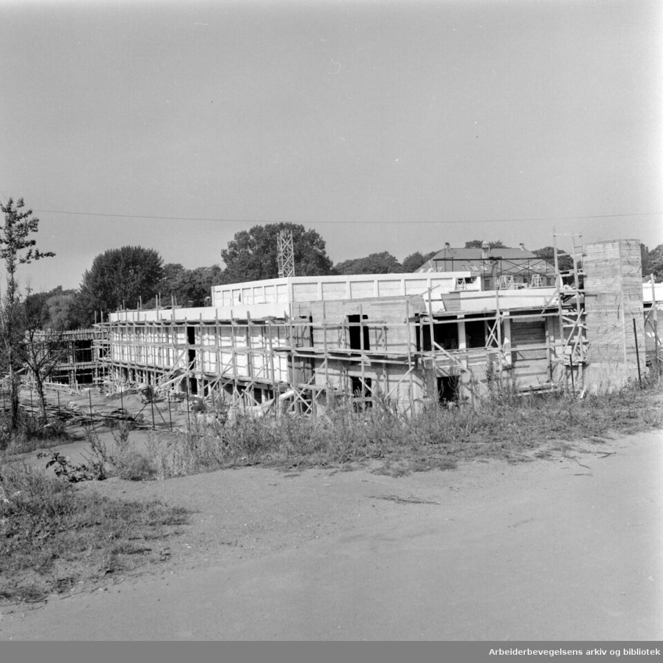 Munchmuseet under bygging på Tøyen i 1961, når det er tid for kranselag - som snekkerne har når ett bygg er under tett tak. Munchmuseet under bygging på Tøyen i 1961, når det er tid for kranselag - som snekkerne har når ett bygg er under tett tak.