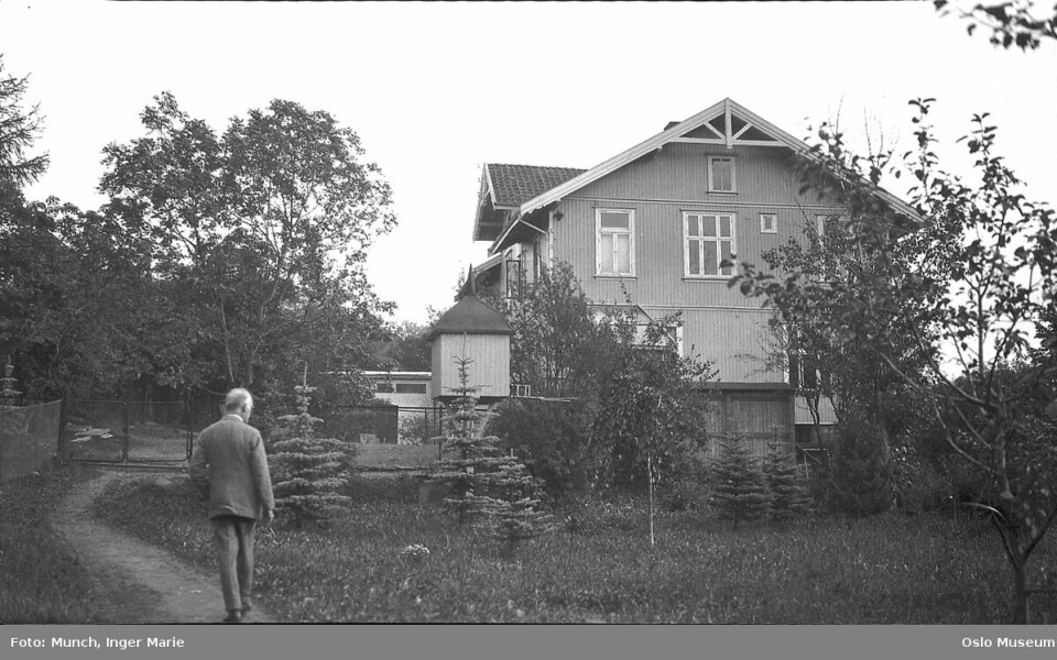 Edvard Munchs utenfor hans Ekely på Skøyen, cirka 1930. Bildet er tatt av hans søster Inger Munch. Edvard Munchs utenfor hans Ekely på Skøyen, cirka 1930. Bildet er tatt av hans søster Inger Munch.