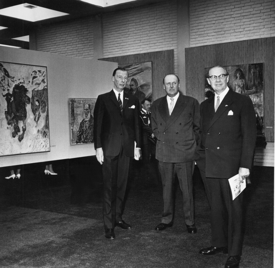 Kong Olav var tilstede ved åpningen av Munch-museet 29. mai 1963, her i selskap med direktør Johan H. Langaard (t.v.) og Oslos ordfører Rolf Stranger. Kong Olav var tilstede ved åpningen av Munch-museet 29. mai 1963, her i selskap med direktør Johan H. Langaard (t.v.) og Oslos ordfører Rolf Stranger.
