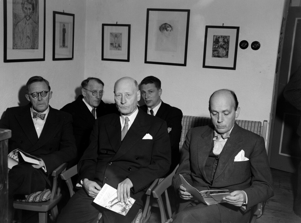 Bilde fra innvielsen av Sogn studentby, oktober 1952. Fra venstre: Frede Castberg, rektor ved Universitetet i Oslo, ekspedisjonssjef Olaf Devik (bak), kirke og undervisningsminister Lars Moen, statssekretær Helge Sivertsen (bak) og Oslos ordfører Brynjulf Bull. Bilde fra innvielsen av Sogn studentby, oktober 1952. Diverse verker av Edvard Munch er dekorasjon på veggene. Fra venstre: Frede Castberg, rektor ved Universitetet i Oslo, ekspedisjonssjef Olaf Devik (bak), kirke og undervisningsminister Lars Moen, ,statssekretær Helge Sivertsen (bak) og Oslos ordfører Brynjulf Bull.