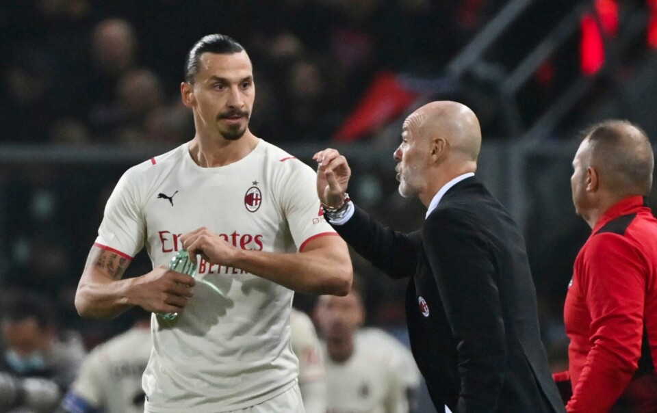 Zlatan Ibrahimovic får instrukser fra Milan-trener Stefano Pioli i sin første Serie A-kamp på fem og en halv måned. 40-åringen scoret for begge lag i 4-2-seieren. Zlatan Ibrahimovic får instrukser fra Milan-trener Stefano Pioli i sin første Serie A-kamp på fem og en halv måned. 40-åringen scoret for begge lag i 4-2-seieren. Foto: Massimo Paolone, LaPresse via AP / NTB