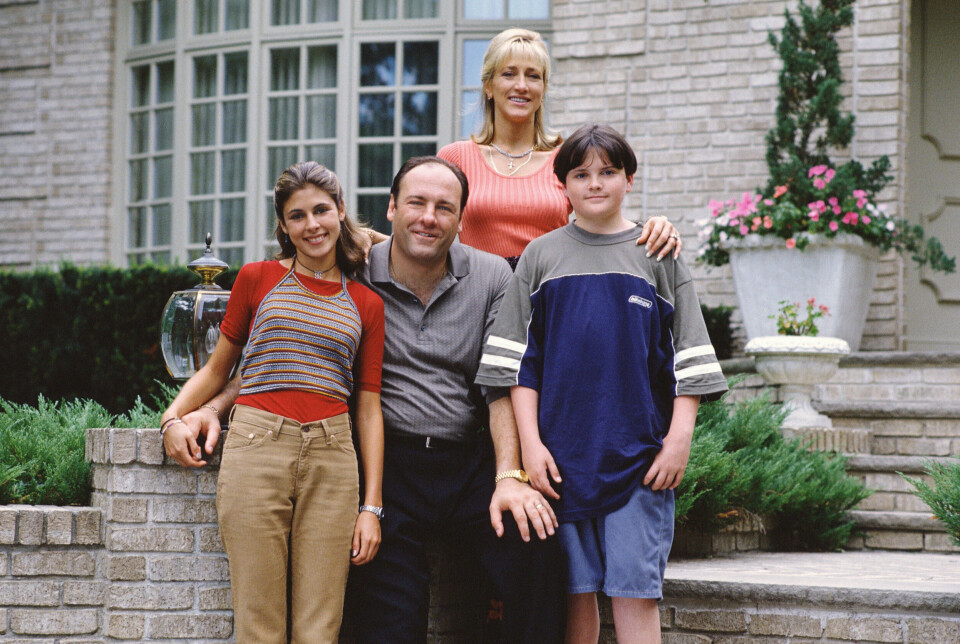 New Jersey-mafiaen Sopranos kom i 1999, og har ikke sluttet å fascinere. Nå er det en ny generasjon som lar seg fascinere av HBO-serien som innførte en ny standard for fortellerkunst innen TV-drama. New Jersey-mafiaen Sopranos har ikke sluttet å fascinere. Nå er det en ny generasjon som lar seg fascinere av HBO-serien som innførte en ny standard for fortellerkunst innen TV-drama