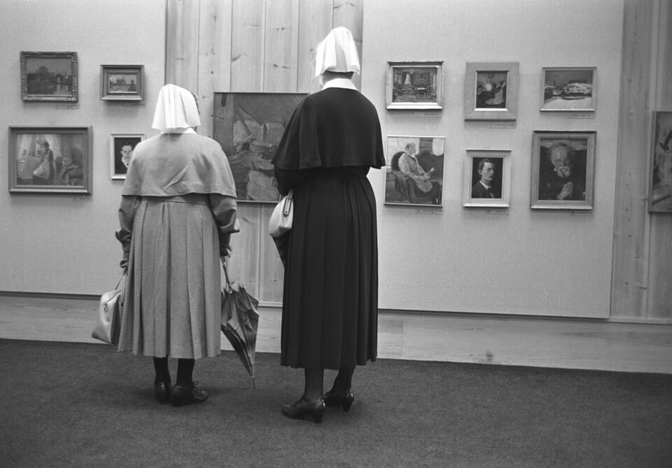 Oslo 19630921 Det nye Munch-museet i Oslo.Folk strømmer til museet fra alle kanter. Her henger åpningsutstillingen, den som ble arrangert til den høytidelige innvielsen på forsommeren. En fyldig og kronologisk presentasjon av Edvard Munch.Fra utstillingssalen. To nonner studerer maleriene.Foto: Aage Storløkken / Aktuell / NTB (FREDAG) Foto: Aage Storløkken / Aktuell / NTB
