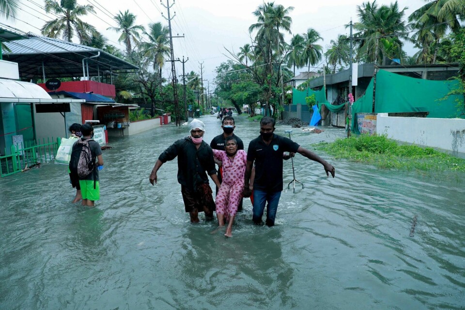 Vannet flommet over etter syklonen Tauktae i Kochi India i mai i år. Fattige land rammes hardest av klimaendringer, og rike land må bidra med langt mer penger til klimafinansiering i fattige land. Vannet flommet over etter syklonen Tauktae i Kochi India i mai i år. Fattige land rammes hardest av klimaendringer, og rike land må bidra med langt mer penger til klimafinansiering i fattige land.