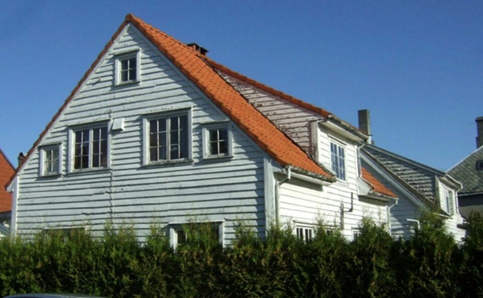 Løwolds gate 1 og Eiganesveien 3. Begge regulert for vern. Forfallet pågår. Løwolds gate 1 og Eiganesveien 3. Begge regulert for vern. Forfallet pågår.