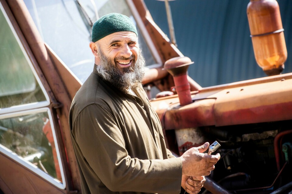 Arben Bala spiller Khabib, en mann fra Oslo øst som drar til Telemark for å starte business forkledd som småbruk i den nye TV-serien 'Jordbrukerne' på NRK. Arben Bala i rollen som Khabib på NRK.