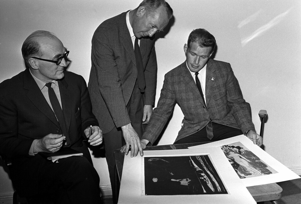 I 1968 ble det avdekket at en konservator ved museet hadde stjålet en rekke grafiske verk og solgt dem til samlere i Sveits. Her politiets pressekonferanse om Munch-tyveriene. Fra v. Førstebetjent Kristian Duaas, betjent Bernhard Kolstad og overkonstabel Leif a. Lier med to Munch-arbeider. I 1968 ble det avdekket at en konservator ved museet hadde stjålet en rekke grafiske verk og solgt dem til samlere i Sveits. Her politiets pressekonferanse om Munch-tyveriene. Fra v. Førstebetjent Kristian Duaas, betjent Bernhard Kolstad og overkonstabel Leif a. Lier med to Munch-arbeider.