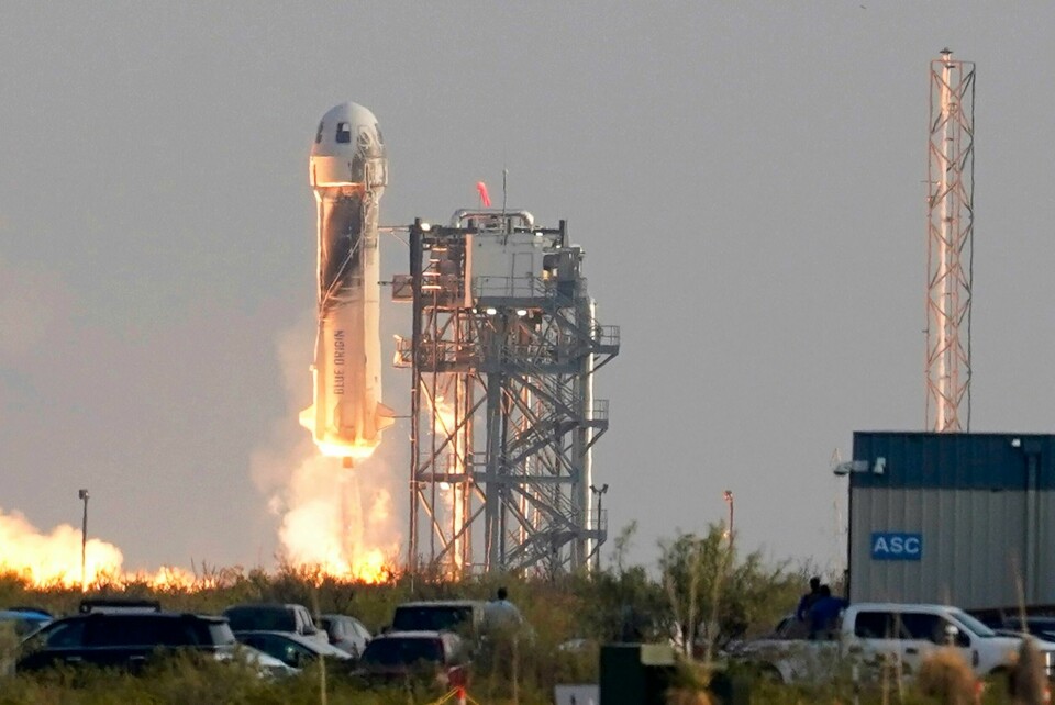 Blue Origin planlegger å ha en romstasjon i bane rundt jorda innen 2030. Dette bildet er fra da selskapet skjøt opp raketten New Shepard fra Texas i juli i år. Foto: AP / NTB Blue Origin planlegger å ha en romstasjon i bane rundt jorda innen 2030. Dette bildet er fra da selskapet skjøt opp raketten New Shepard fra Texas i juli i år. Foto: AP / NTB
